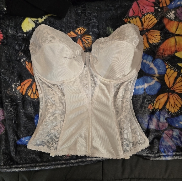 Elegant Lace Bustier in White - Picture 3 of 7